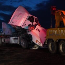 Vuelca tráiler con vigas de acero en el caracol de la Saltillo-Monterrey; no hubo lesionadoS1