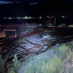 Vuelca tráiler con vigas de acero en el caracol de la Saltillo-Monterrey; no hubo lesionados