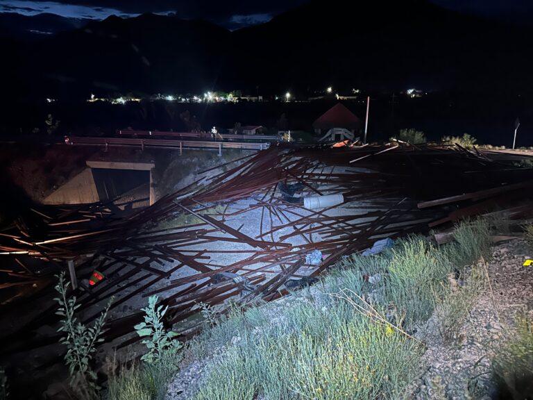 Vuelca tráiler con vigas de acero en el caracol de la Saltillo-Monterrey; no hubo lesionados