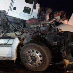 Vuelca tráiler con vigas de acero en el caracol de la Saltillo-Monterrey; no hubo lesionados2