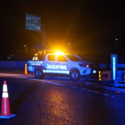 Vuelca tráiler con vigas de acero en el caracol de la Saltillo-Monterrey; no hubo lesionados3