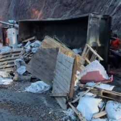 Vuelca tráiler con vigas de acero en el caracol de la Saltillo-Monterrey; no hubo lesionados4
