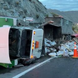 Vuelca tráiler con vigas de acero en el caracol de la Saltillo-Monterrey; no hubo lesionados5