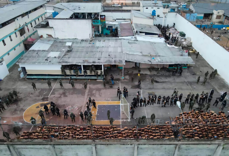 Al menos 17 fallecidos deja enfrentamiento entre reos en cárcel de Ecuador