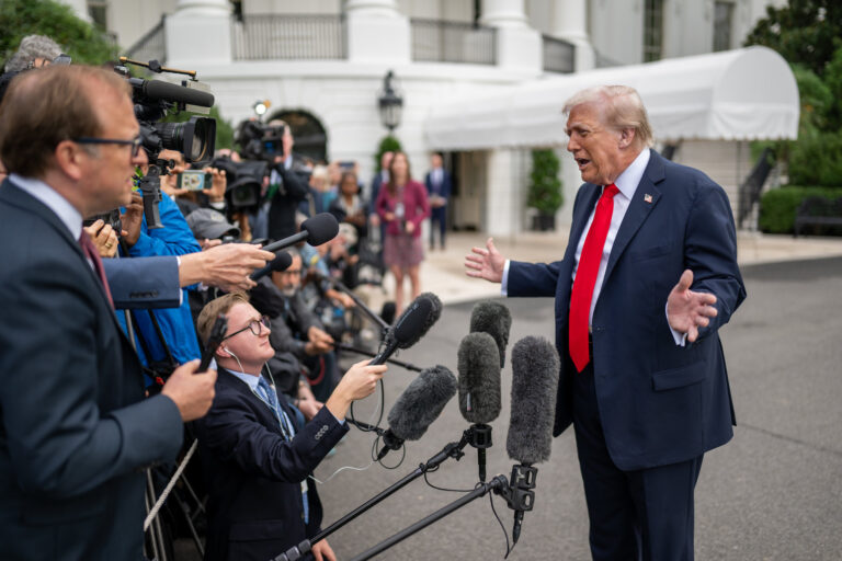 Analiza Trump ataques a cárteles que trafican por tierra