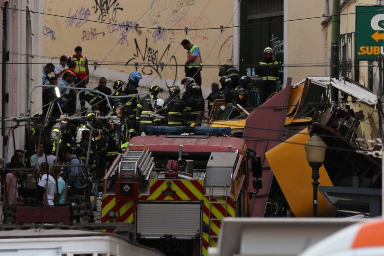 Aumentan muertos por el accidente de un funicular en Lisboa