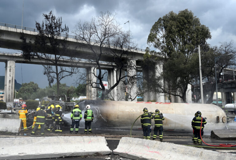 Aumentan a 8 los muertos por explosión de pipa; siguen 67 en hospital