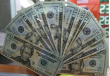 Baja dólar a 18.367; suma peso 3 semanas con beneficios