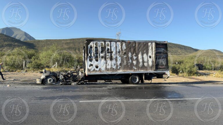 Camión de carga queda reducido a cenizas tras incendio en la Saltillo-Torreón