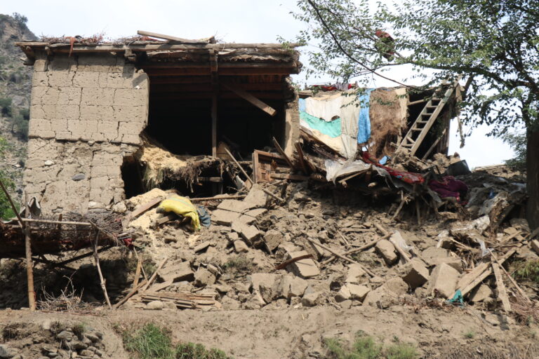 Cifra de muertos por terremoto en Afganistán ya supera los mil 400 y más de 3 mil heridos