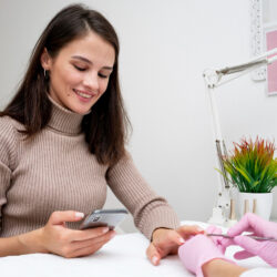 cliente-en-servicio-de-uñas-en-espacio-profesional