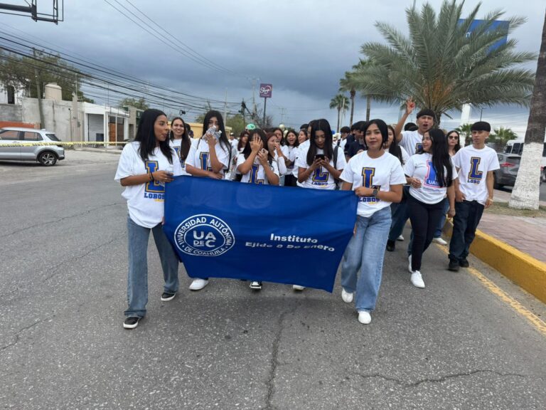 Con desfile dan la bienvenida a las y los Lobos de la UA de C en Monclova