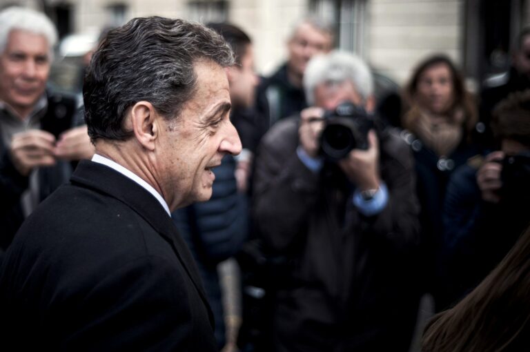 Condenan a expresidente francés Sarkozy a cinco años de cárcel