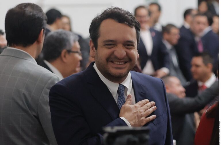 Desecha juez amparo a nombre de hijos de AMLO