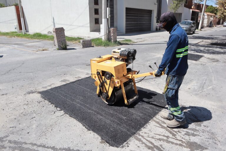 Diaria y constante la labor de bacheo en Saltillo