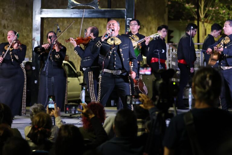 Disfrutan “Del Amor y Otros Pesares” en Paseo Capital