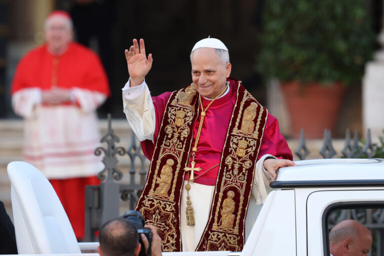 El papa León XIV señala que seguirá la línea de Francisco y descarta cambios en temas LGBT y sobre mujeres diaconisas