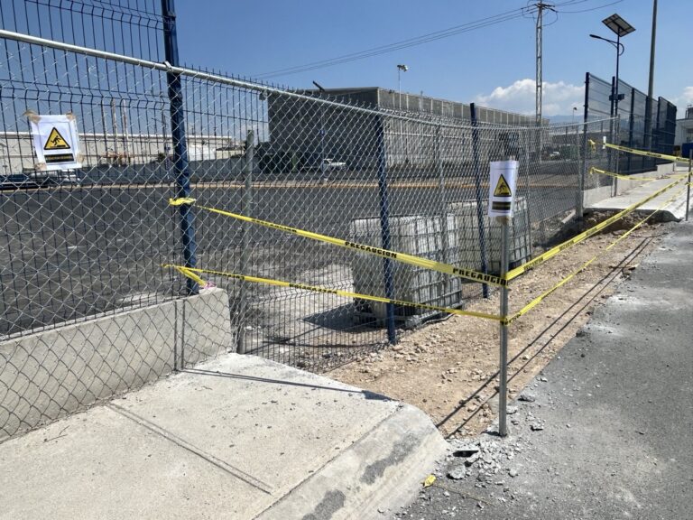 Empresa Mahle destruye banqueta en Ramos Arizpe; Desarrollo Urbano suspende obra sin permisos