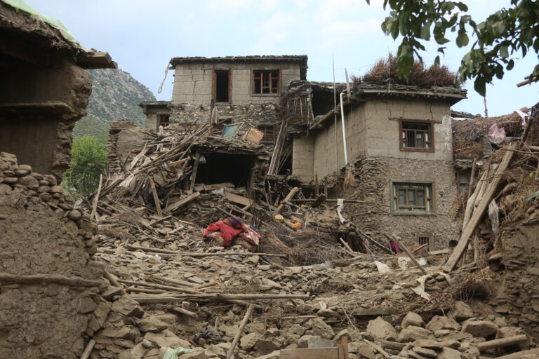En Afganistán, continúan los trabajos para asistir a los sobrevivientes del terremoto