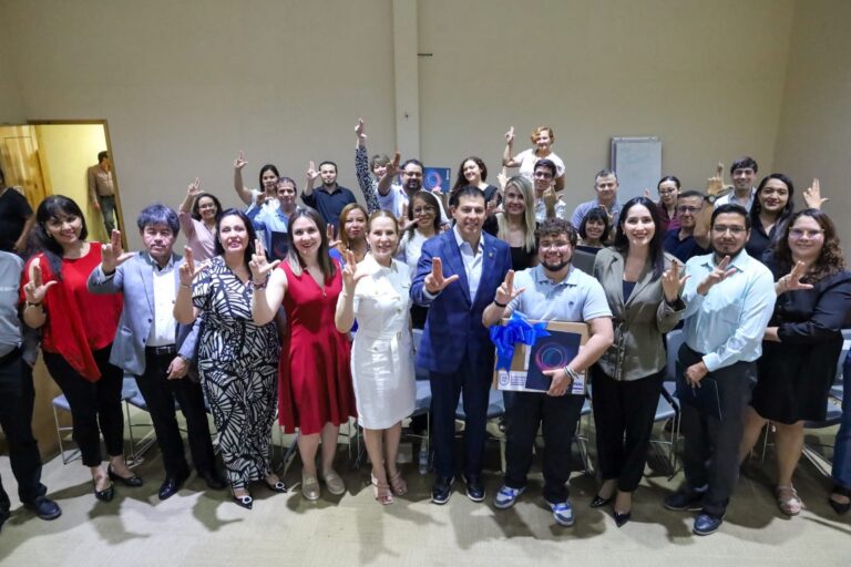 Entregan certificados del Oxford Placement Test a maestros de Inglés Institucional de la UA de C en la Unidad Laguna