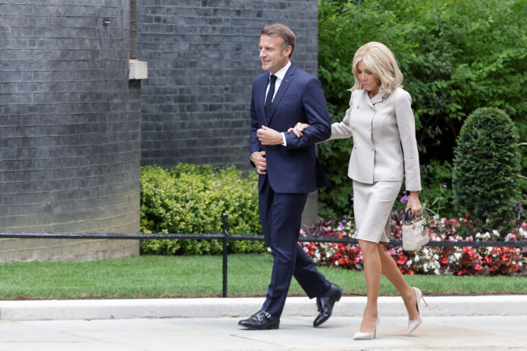 Esposa de Macron llevará pruebas científicas a tribunal para desmentir acusaciones de ser transexual