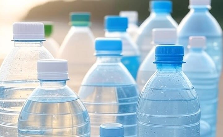 Estudio revela altos riesgos de salud por beber agua embotellada en plástico 