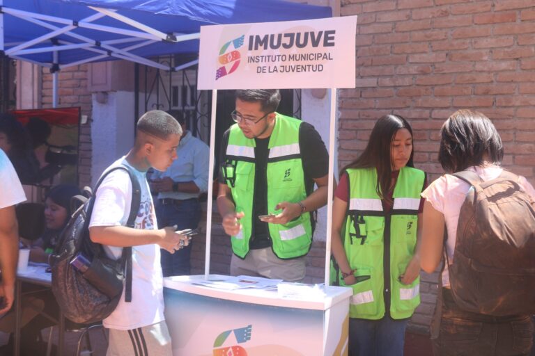 Facilita Javier Díaz entrega de tarjetas para el ‘Aquí Vamos Gratis’