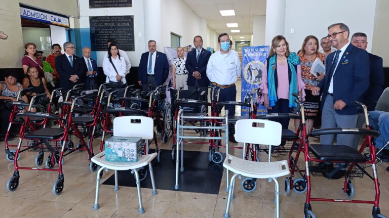 Facilita Club Rotario de Saltillo aparatos ortopédicos a pacientes del Hospital Universitario 