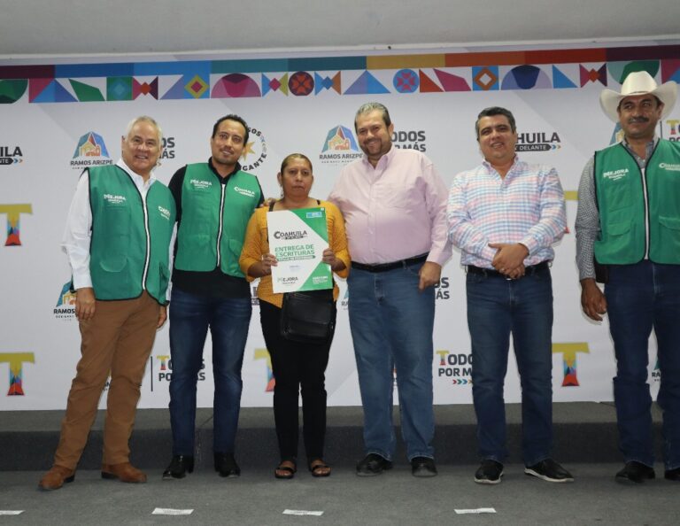Gobierno de Coahuila entrega escrituras a familias de Ramos Arizpe