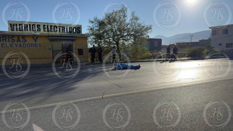 Hombre pierde la vida en vía pública de Saltillo; investigan posible infarto o atropello