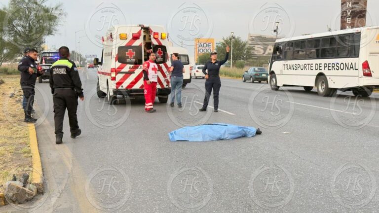 Hombre muere atropellado al intentar cruzar corriendo el bulevar V. Carranza en Saltillo