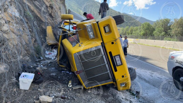 Joven conductor vuelca tráiler tras intento de rebase en la carretera 57