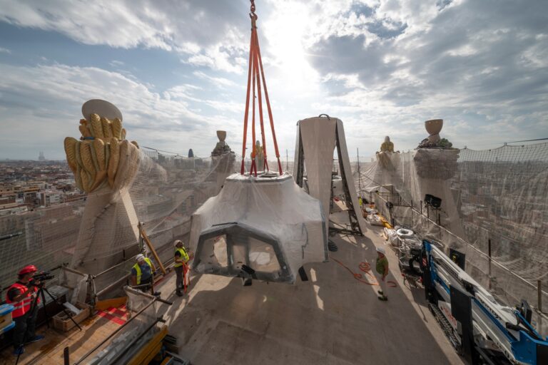 La Sagrada Familia de Barcelona se prepara para coronar su horizonte con la Torre de Cristo, la más alta de Europa