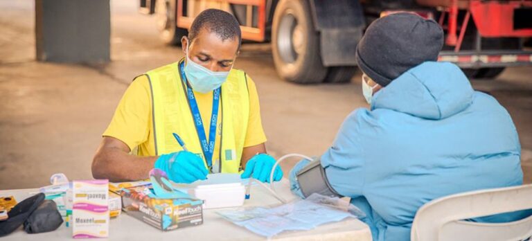 Los frágiles sistemas de salud de América Latina amenazan la vida y la economía