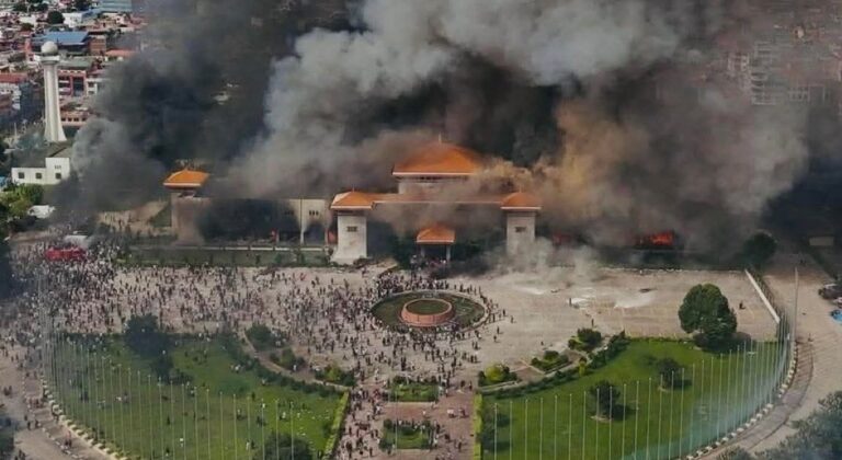 Muere quemada en protestas esposa del exprimer ministro nepalí