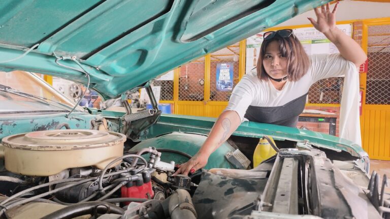 Mujeres rompiendo esquemas: aprenden saltillenses mecánica automotriz   