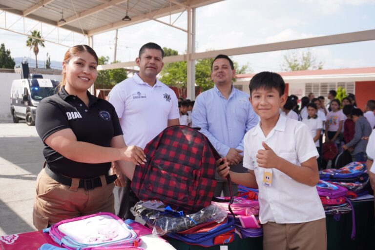 Obsequian policías de Saltillo decenas de mochilas a niñas y niños de primaria