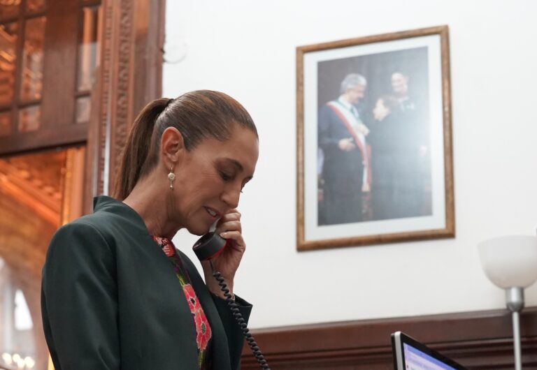 Posa Sheinbaum con foto de AMLO previo a su Informe