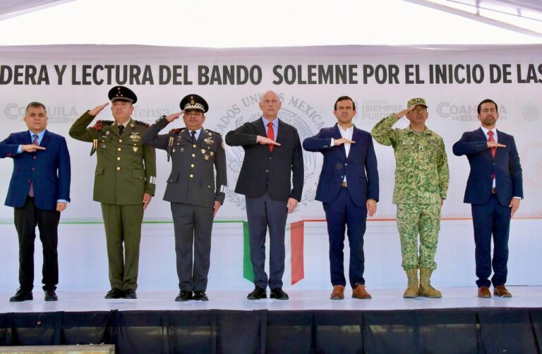 Preside Román Cepeda ceremonia de Izamiento de la Bandera por el inicio de las fiestas patrias