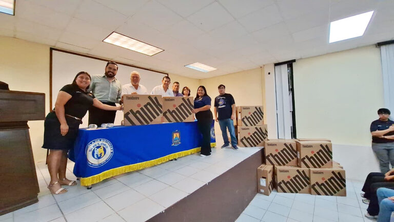 Recibe Escuela de Sistemas “Profesor Marcial Ruíz Vargas” de la UA de C equipo de cómputo