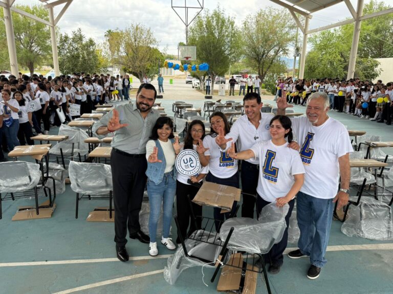 Recibe Escuela de Bachilleres “Ladislao Farías Campos” de la UA de C en Monclova, equipamiento de 100 mesabancos