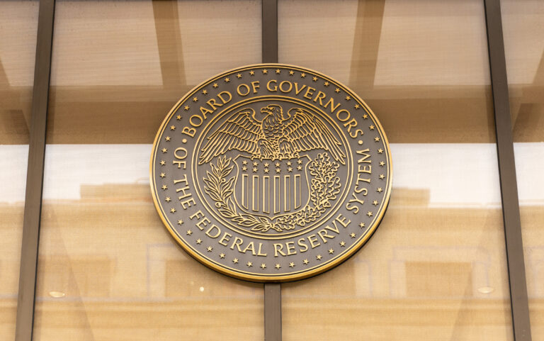 Recorta Fed tasa en 25 puntos base