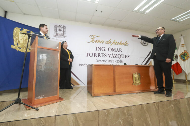Rector de la UA de C toma protesta al nuevo director del IMARC