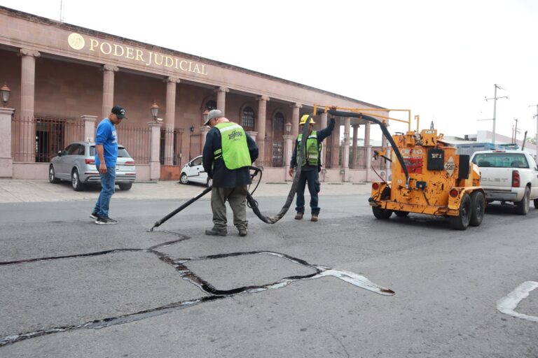 Refuerzan labores de bacheo en Saltillo con aplicación de sella grietas
