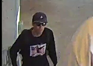 Revelan imágenes del sospechoso en el caso de asesinato del activista Charlie Kirk