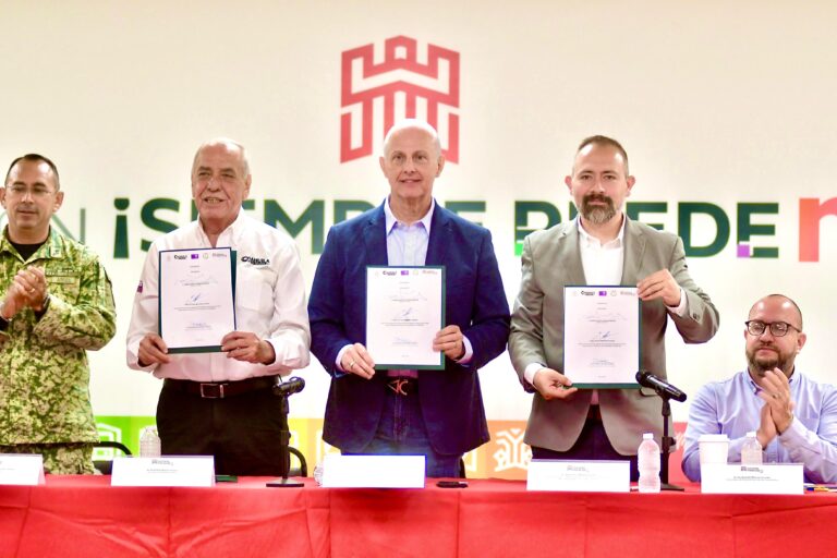 Román Cepeda preside la firma para la instalación del Consejo Municipal para la Prevención de Accidentes Viales