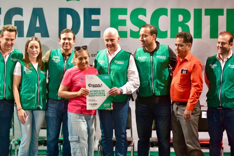 Román Cepeda entrega escrituras a 121 familias de Torreón