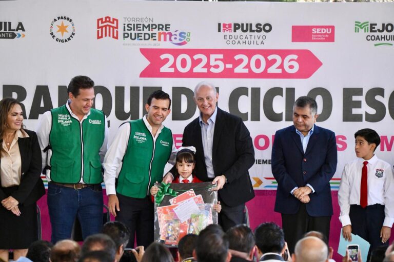 Román Cepeda arranca el ciclo escolar 2025-2026, con la entrega de útiles escolares y mochilas en Torreón