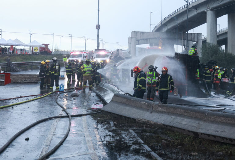 Se eleva a 21 los muertos por explosión de pipa