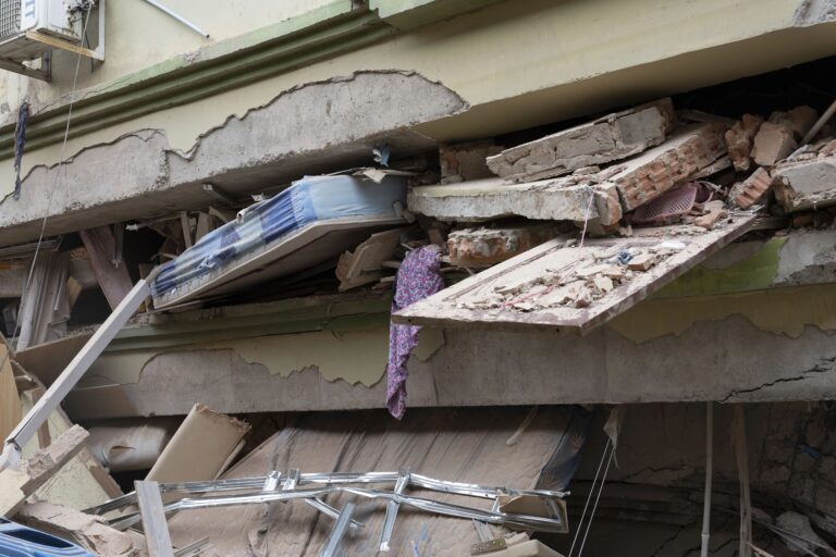 Terremoto deja más de 800 muertos y al menos 2 mil 800 heridos en Afganistán